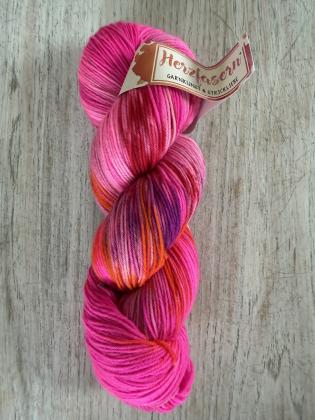 Handgefärbter Wollstrang in leuchtendem Neonpink mit kräftigen Magenta-, Violett- und Orangeakzenten. Die intensive Farbgebung wirkt modern, lebendig und ausdrucksstark. Gefärbt auf Herzfasern No. 21.